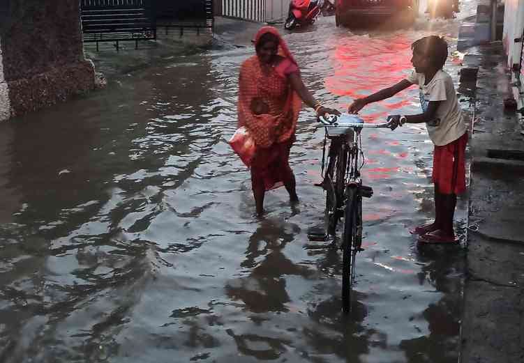छोटूराम चौक पर जलभराव के दौरान निकलते वाहन। संवाद