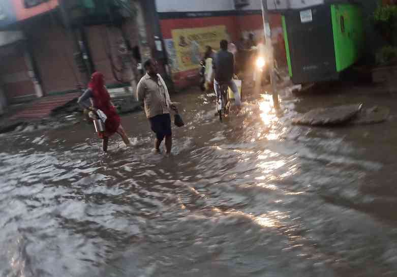 छोटूराम चौक पर जलभराव के दौरान निकलते वाहन। संवाद