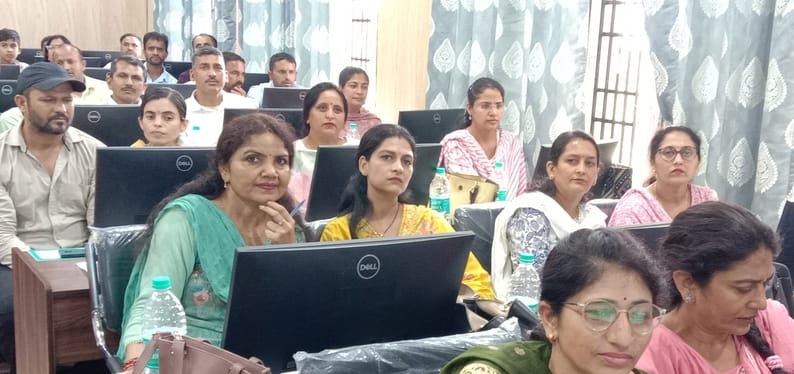 डाइट नाहन में स्टेम शिक्षा प्रशिक्षण कार्यक्रम में शिक्षकों को संबोधित करती जिला परियोजना अधिका डाइट नाहन में स्टेम शिक्षा प्रशिक्षण कार्यक्रम में शिक्षकों को संबोधित करती जिला परियोजना अधिका