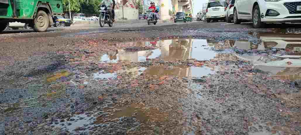 फोटो 60 : ऑटो मार्केट में सड़क पर बने गड्ढे और भरा बारिश का पानी। संवाद