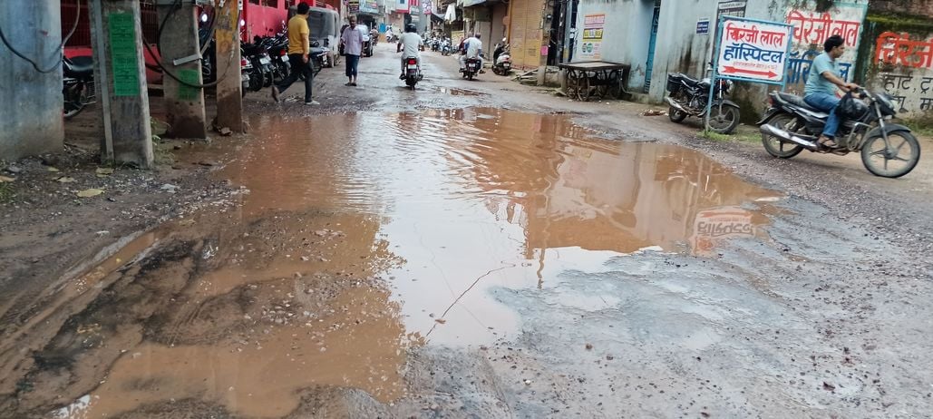 फोटो संख्या:63- सिनेमा रोड पर बने गड्ढों में भरा बारिश के पानी--संवाद
