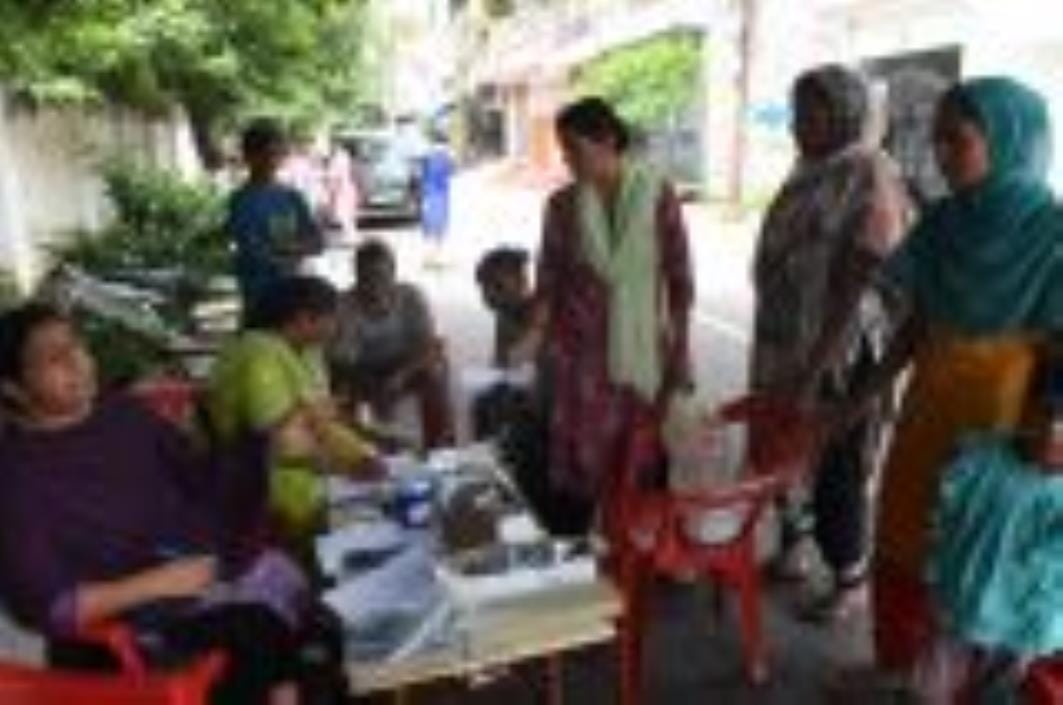 जानकीपुरम में निरीक्षण करते डीएम, क्षेत्र में चल रही साफ-सफाई और पानी का टैंकर। जानकीपुरम में निरीक्षण करते डीएम, क्षेत्र में चल रही साफ-सफाई और पानी का टैंकर।