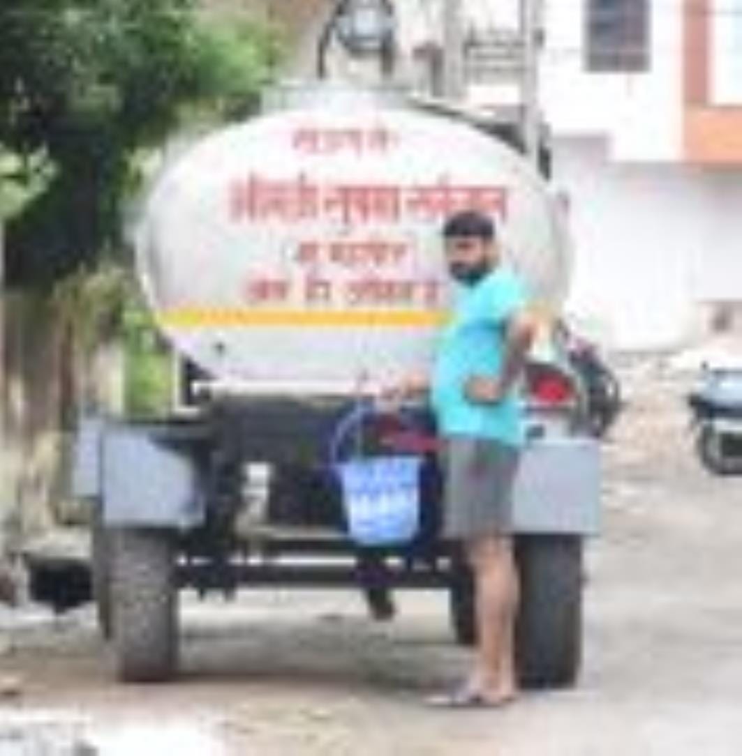 जानकीपुरम में निरीक्षण करते डीएम, क्षेत्र में चल रही साफ-सफाई और पानी का टैंकर। जानकीपुरम में निरीक्षण करते डीएम, क्षेत्र में चल रही साफ-सफाई और पानी का टैंकर।