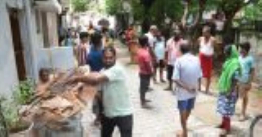 जानकीपुरम में निरीक्षण करते डीएम, क्षेत्र में चल रही साफ-सफाई और पानी का टैंकर। जानकीपुरम में निरीक्षण करते डीएम, क्षेत्र में चल रही साफ-सफाई और पानी का टैंकर।