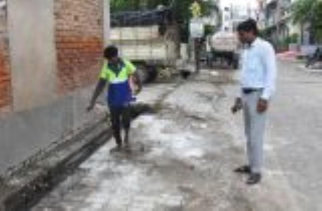 जानकीपुरम में निरीक्षण करते डीएम, क्षेत्र में चल रही साफ-सफाई और पानी का टैंकर। जानकीपुरम में निरीक्षण करते डीएम, क्षेत्र में चल रही साफ-सफाई और पानी का टैंकर।