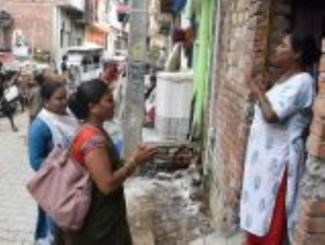जानकीपुरम में निरीक्षण करते डीएम, क्षेत्र में चल रही साफ-सफाई और पानी का टैंकर। जानकीपुरम में निरीक्षण करते डीएम, क्षेत्र में चल रही साफ-सफाई और पानी का टैंकर।