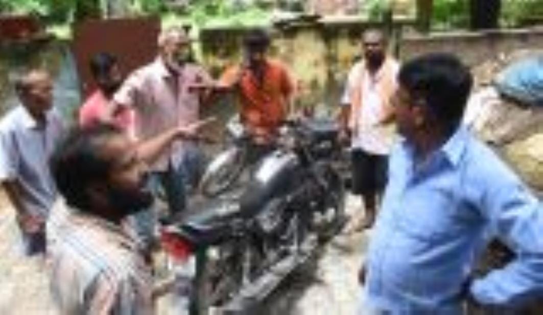 जानकीपुरम में निरीक्षण करते डीएम, क्षेत्र में चल रही साफ-सफाई और पानी का टैंकर। जानकीपुरम में निरीक्षण करते डीएम, क्षेत्र में चल रही साफ-सफाई और पानी का टैंकर।