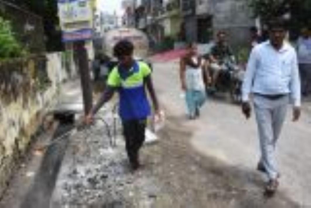 जानकीपुरम में निरीक्षण करते डीएम, क्षेत्र में चल रही साफ-सफाई और पानी का टैंकर। जानकीपुरम में निरीक्षण करते डीएम, क्षेत्र में चल रही साफ-सफाई और पानी का टैंकर।
