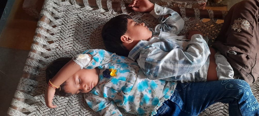कुंदरकी के ग्राम सराय पंजू में फ़ूड प्वॉइजनिंग का शिकार अंगूरी देवी संवाद कुंदरकी के ग्राम सराय पंजू में फ़ूड प्वॉइजनिंग का शिकार अंगूरी देवी संवाद