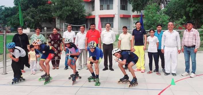 खो-खो की विजेता टीम को सम्मानित करते जिला मौलिक शिक्षा अधिकारी। स्रोत : विभाग खो-खो की विजेता टीम को सम्मानित करते जिला मौलिक शिक्षा अधिकारी। स्रोत : विभाग