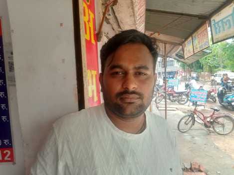 नैनी में कॉटन मिल चौराहे और सब्जी मंडी के बीच  सीवर लाइन जाम होने से गंदगी की समस्या बनी हुई है