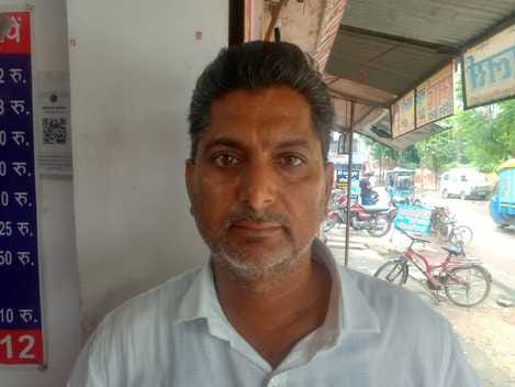 नैनी में कॉटन मिल चौराहे और सब्जी मंडी के बीच  सीवर लाइन जाम होने से गंदगी की समस्या बनी हुई है