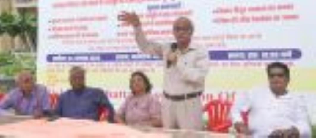 प्रदर्शन के दौरान निवासी। बाद में ज्ञापन भी दिया। प्रदर्शन के दौरान निवासी। बाद में ज्ञापन भी दिया।