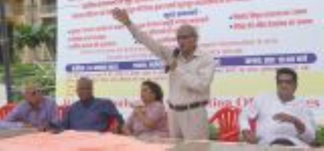 प्रदर्शन के दौरान निवासी। बाद में ज्ञापन भी दिया। प्रदर्शन के दौरान निवासी। बाद में ज्ञापन भी दिया।