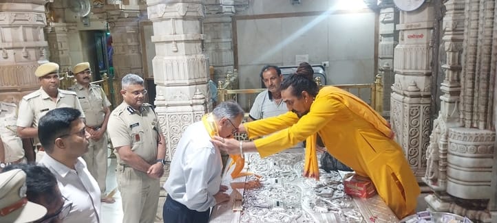 राजस्थान पुलिस के डीजीपी रविवार देर रात की श्री सांवलियाजी मंदिर दर्शनार्थ के लिए पहुंचे।