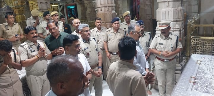 राजस्थान पुलिस के डीजीपी रविवार देर रात की श्री सांवलियाजी मंदिर दर्शनार्थ के लिए पहुंचे।