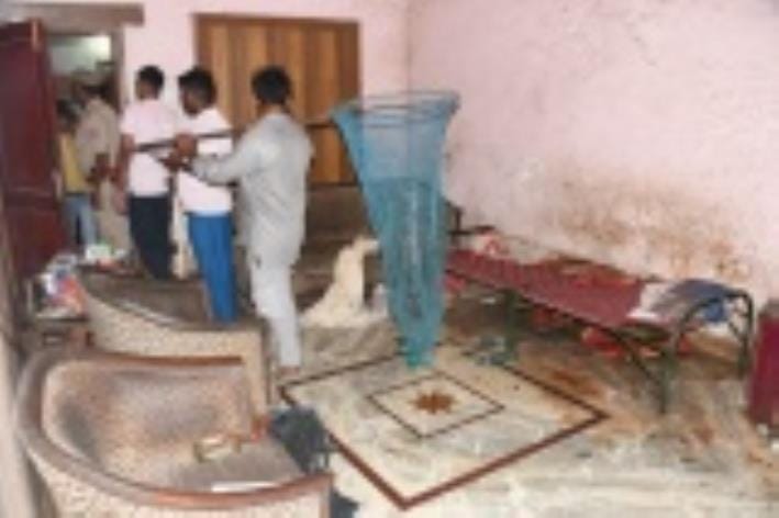 रवींद्रपल्ली इलाके में घटनास्थल पर जांच करती पुलिस व फोरेंसिक टीम। घर में मिले पालतू कुत्ते को 