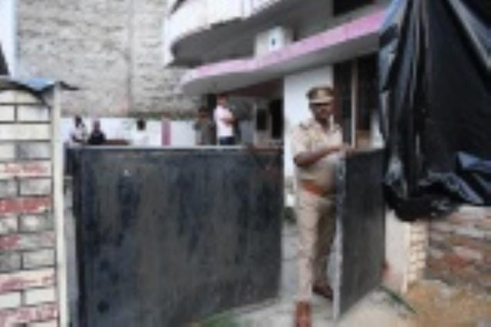 रवींद्रपल्ली इलाके में घटनास्थल पर जांच करती पुलिस व फोरेंसिक टीम। घर में मिले पालतू कुत्ते को 