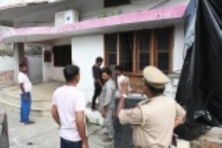रवींद्रपल्ली इलाके में घटनास्थल पर जांच करती पुलिस व फोरेंसिक टीम। घर में मिले पालतू कुत्ते को 