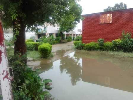 सरकारी स्कूल में खस्ताहाल शौचालय। सरकारी स्कूल में खस्ताहाल शौचालय।