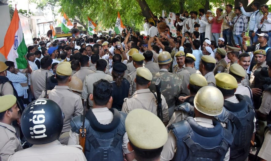 सरसावा में पुलिस द्वारा चिलकाना तिराहे पर की गई बैरिकेडिंग। संवाद सरसावा में पुलिस द्वारा चिलकाना तिराहे पर की गई बैरिकेडिंग। संवाद