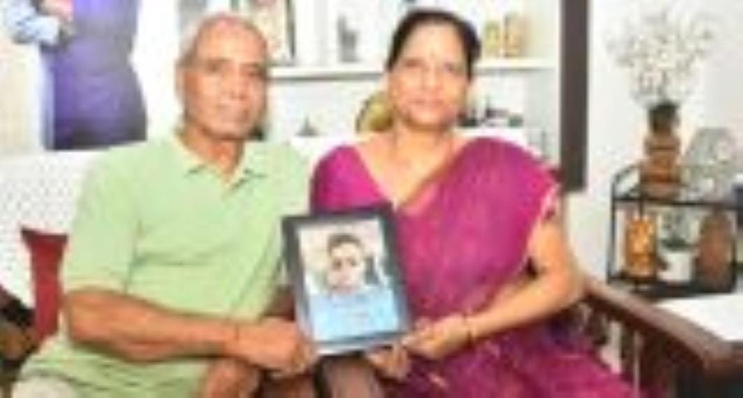 शुभांशु शुक्ला के स्वागत में शहर में तैयारी एवं उनके माता-पिता। 