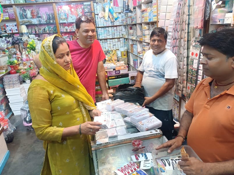 शहर के कबाड़ी बाजार में हरतालिका तीज को लेकर खरीदारी करती महिलाएं। संवाद शहर के कबाड़ी बाजार में हरतालिका तीज को लेकर खरीदारी करती महिलाएं। संवाद