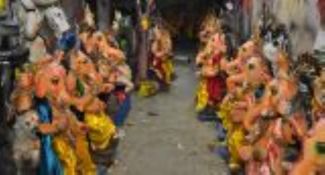 शिवलिंग के आकार का बन रहा पंडाल। - संवाद