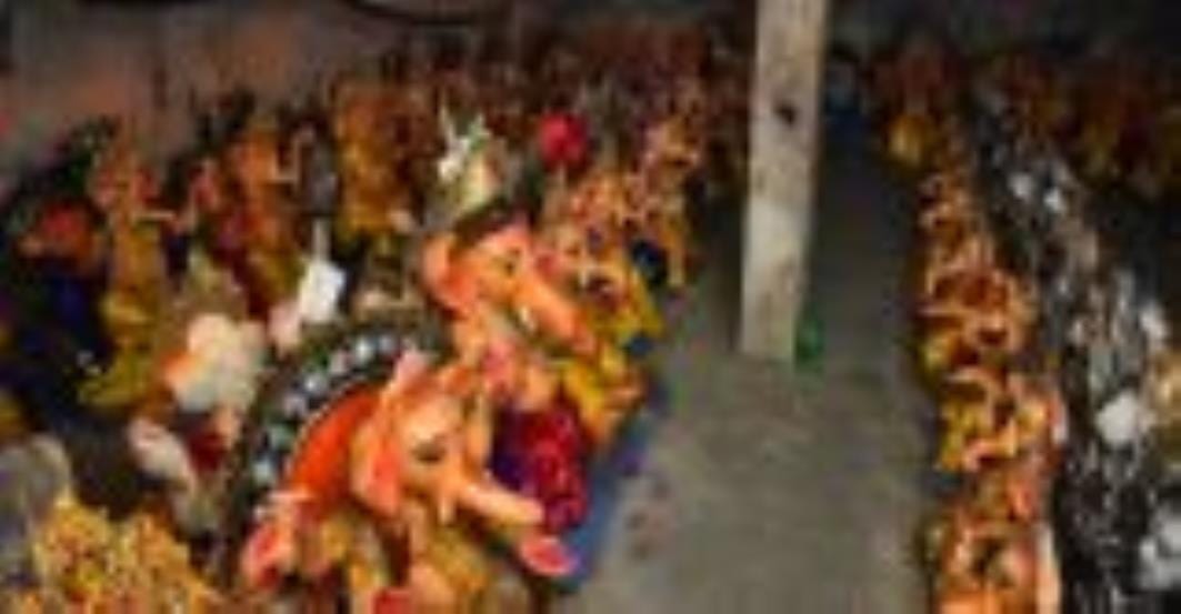 शिवलिंग के आकार का बन रहा पंडाल। - संवाद
