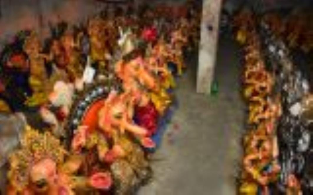 शिवलिंग के आकार का बन रहा पंडाल। - संवाद