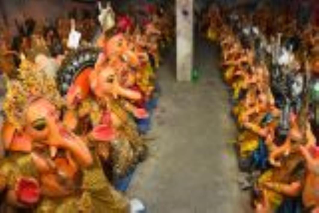 शिवलिंग के आकार का बन रहा पंडाल। - संवाद
