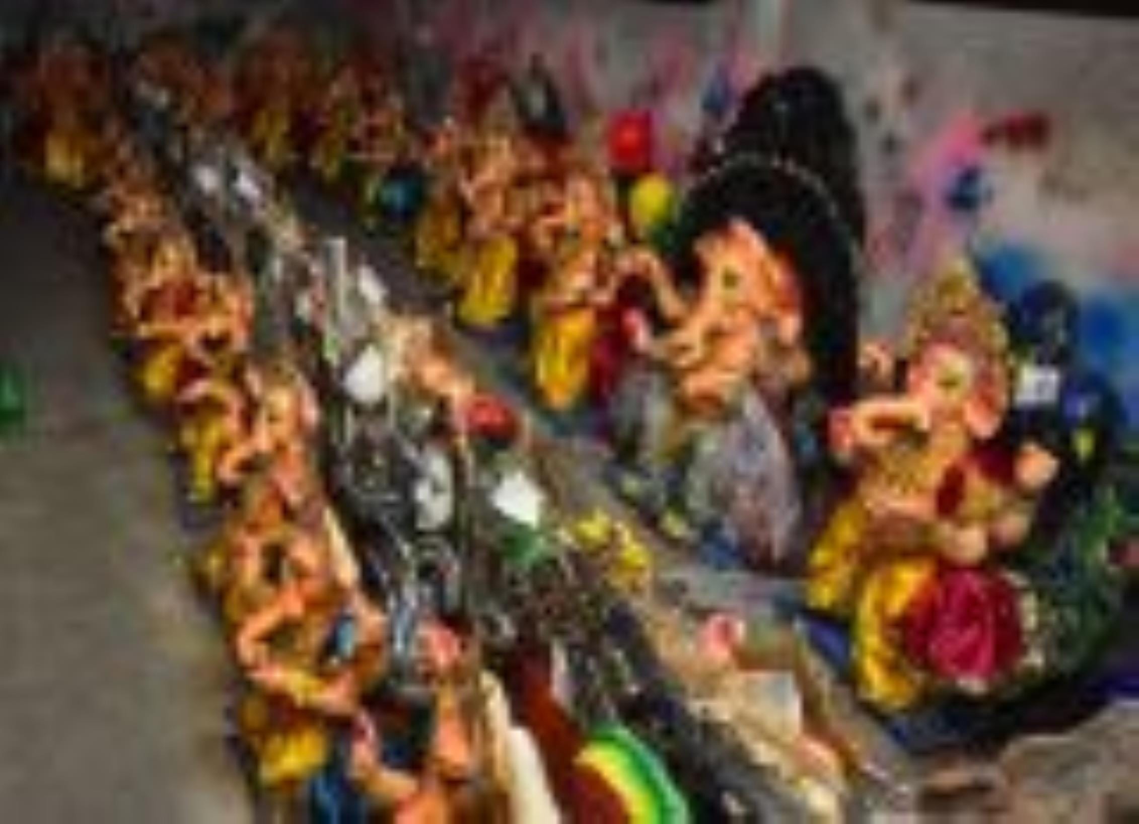 शिवलिंग के आकार का बन रहा पंडाल। - संवाद