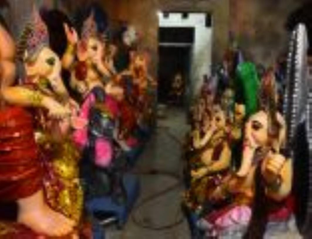 शिवलिंग के आकार का बन रहा पंडाल। - संवाद