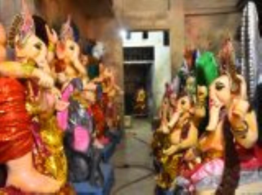 शिवलिंग के आकार का बन रहा पंडाल। - संवाद