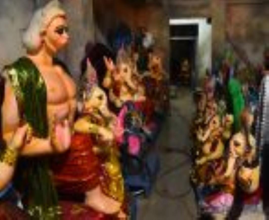शिवलिंग के आकार का बन रहा पंडाल। - संवाद