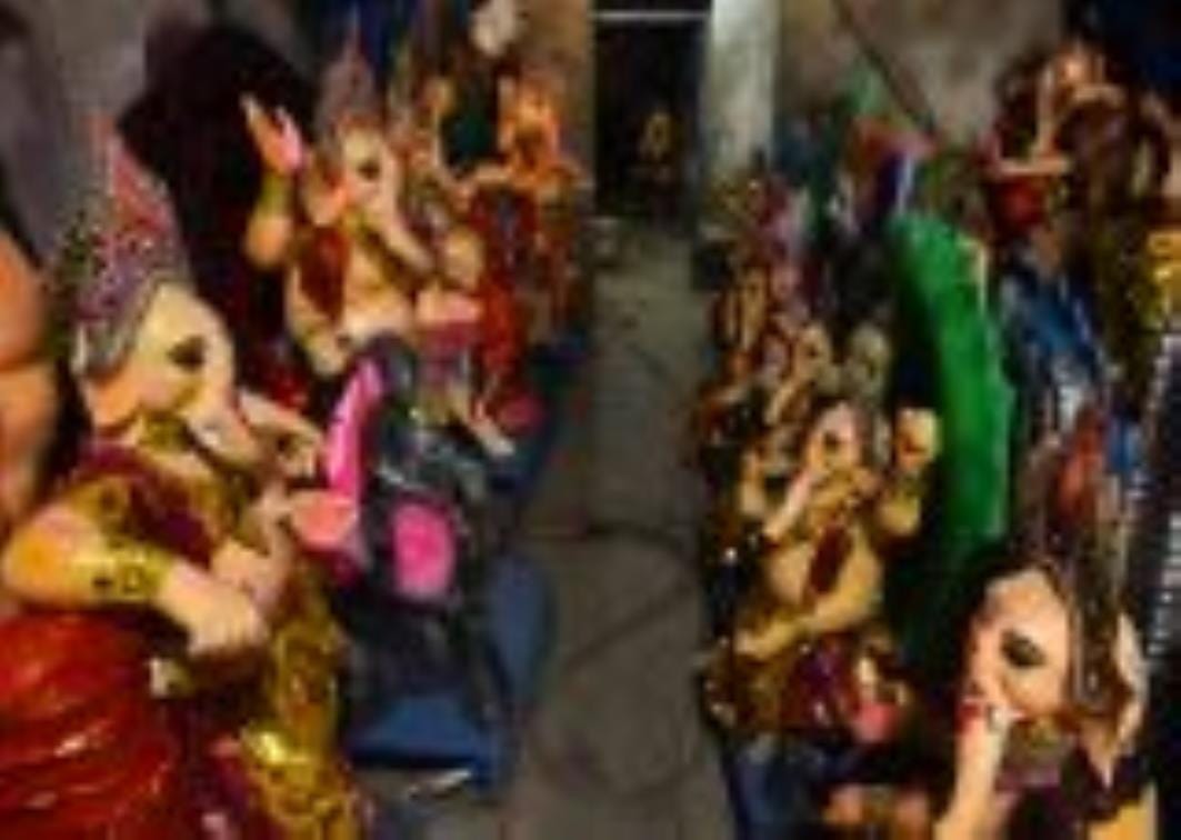 शिवलिंग के आकार का बन रहा पंडाल। - संवाद
