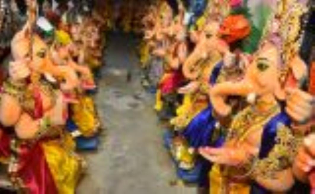 शिवलिंग के आकार का बन रहा पंडाल। - संवाद