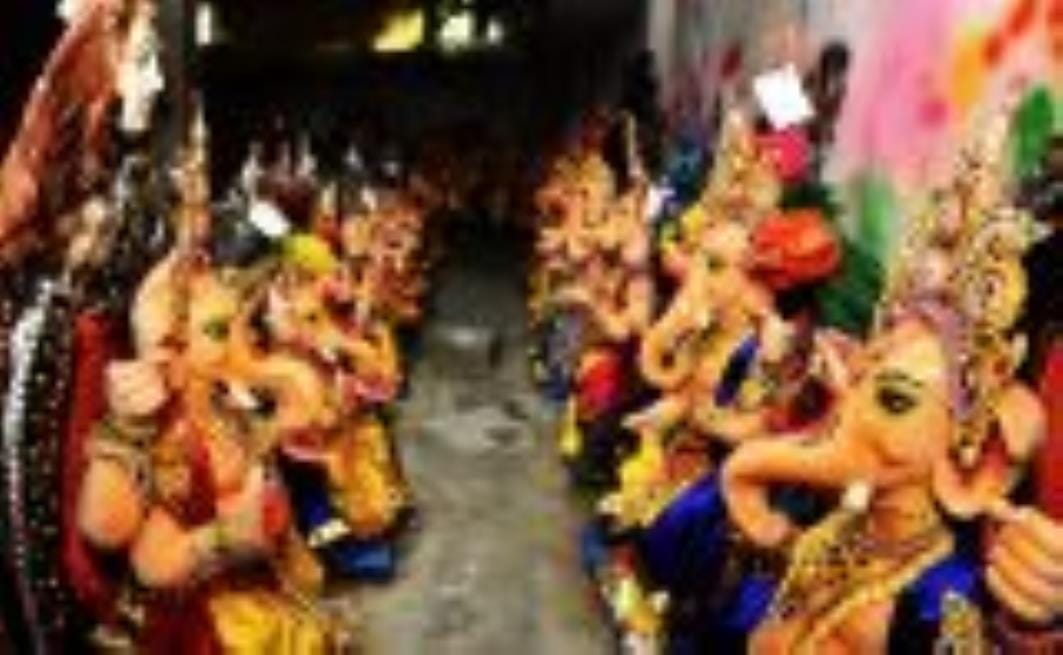 शिवलिंग के आकार का बन रहा पंडाल। - संवाद