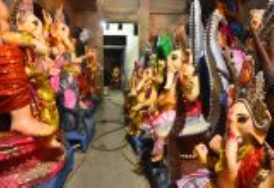 शिवलिंग के आकार का बन रहा पंडाल। - संवाद