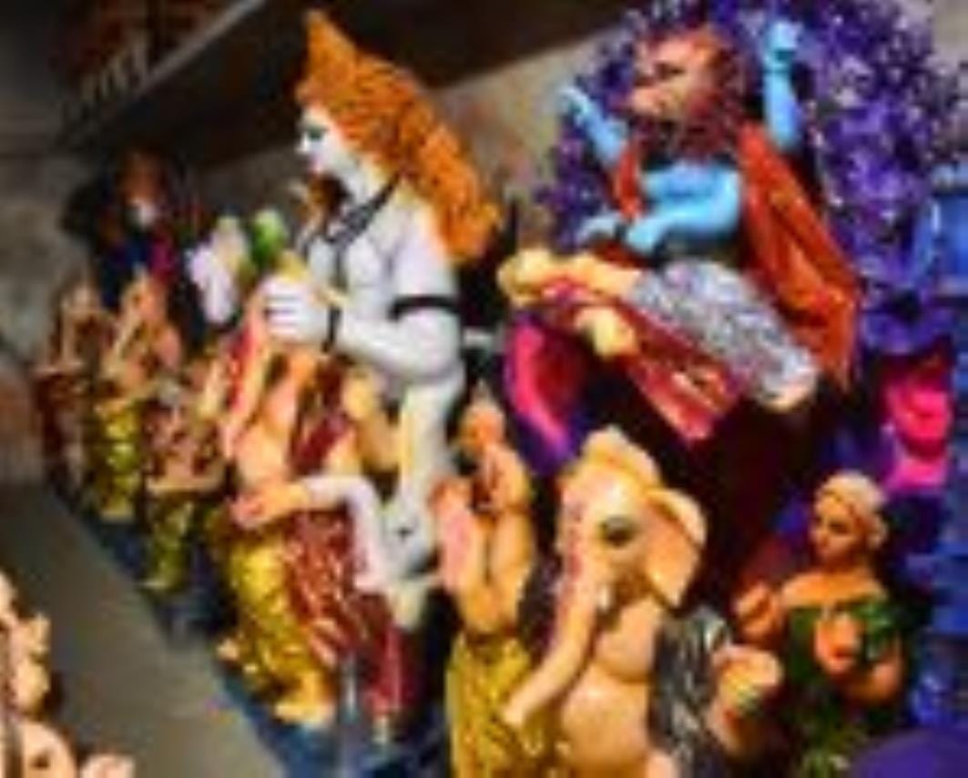 शिवलिंग के आकार का बन रहा पंडाल। - संवाद