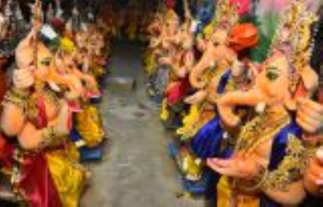 शिवलिंग के आकार का बन रहा पंडाल। - संवाद