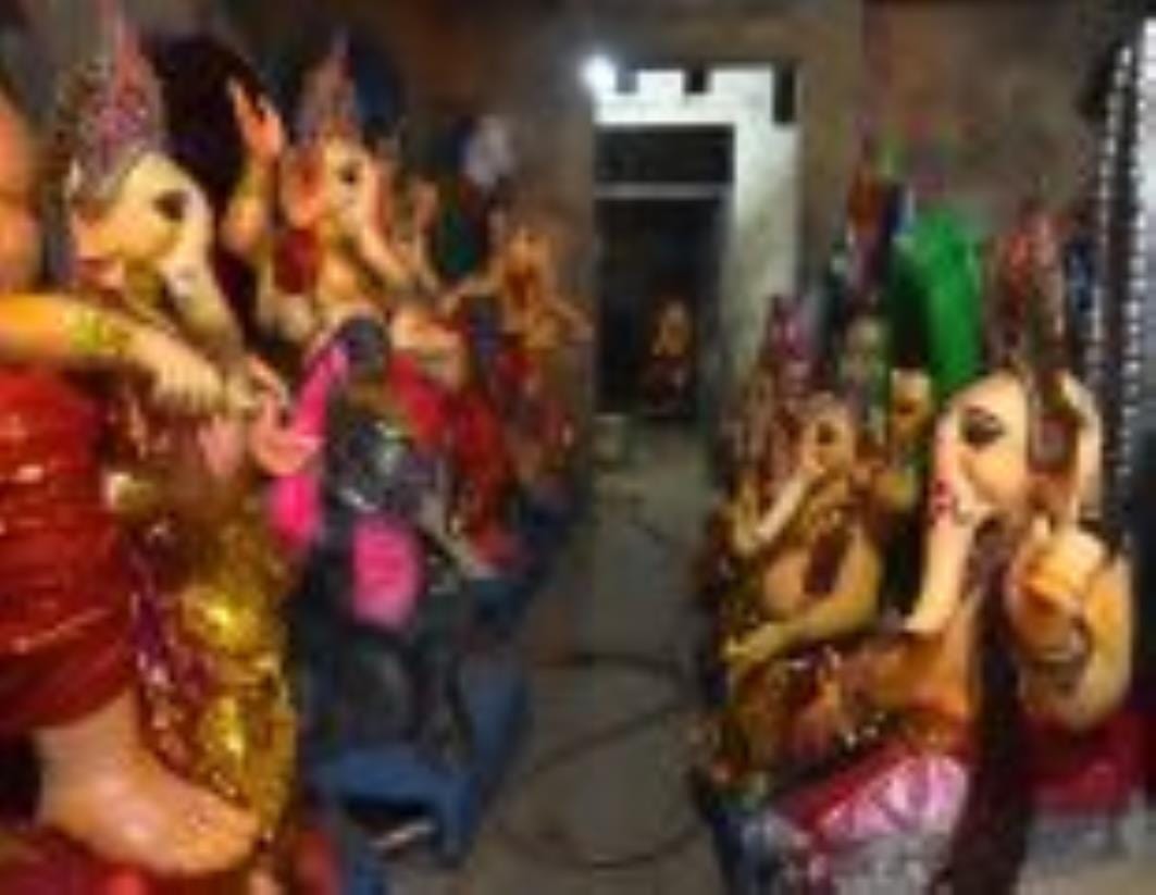 शिवलिंग के आकार का बन रहा पंडाल। - संवाद
