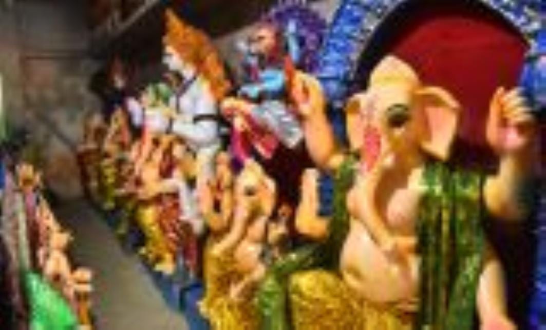 शिवलिंग के आकार का बन रहा पंडाल। - संवाद