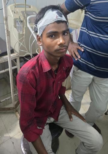 टैंकर से भिड़ी बस। टैंकर से भिड़ी बस।
