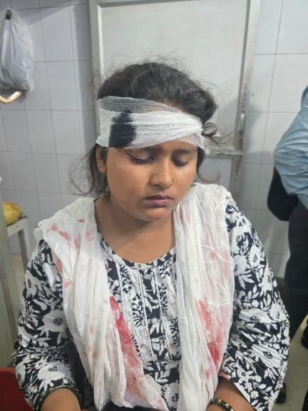 टैंकर से भिड़ी बस। टैंकर से भिड़ी बस।