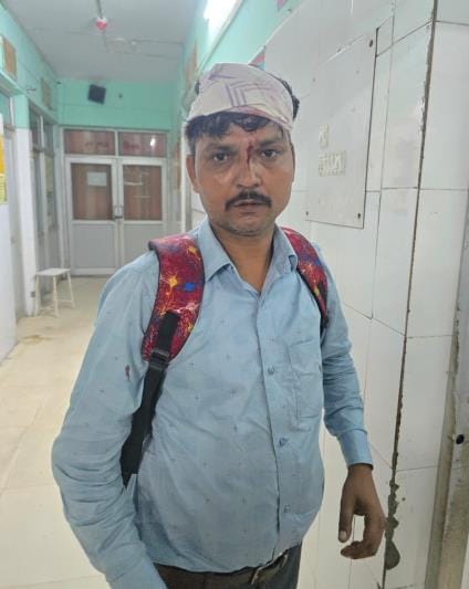 टैंकर से भिड़ी बस। टैंकर से भिड़ी बस।