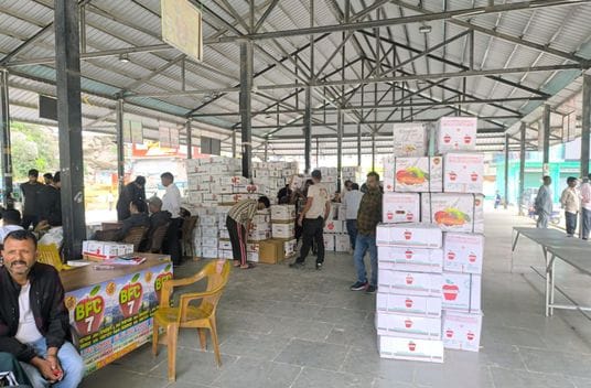 टापरी सब्जी मंडी में सेब की खरीददारी करते व्यापारी टापरी सब्जी मंडी में सेब की खरीददारी करते व्यापारी