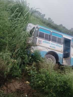 25jjrp21- महराना के पास रोडवेज व निजी बस में हुई टक्कर। स्रोत-ग्रामीण