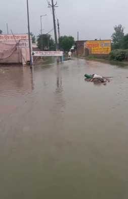 27 कैथल। प्रताप गेट पर स्वामी विवेकानंद स्कूल के पास बने तालाब का सड़क पर आया पानी। संवाद 27 कैथल। प्रताप गेट पर स्वामी विवेकानंद स्कूल के पास बने तालाब का सड़क पर आया पानी। संवाद