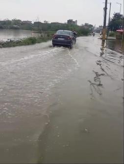 27 कैथल। प्रताप गेट पर स्वामी विवेकानंद स्कूल के पास बने तालाब का सड़क पर आया पानी। संवाद 27 कैथल। प्रताप गेट पर स्वामी विवेकानंद स्कूल के पास बने तालाब का सड़क पर आया पानी। संवाद